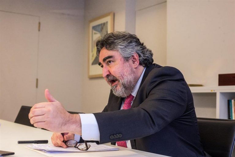 Uribes respeta la decisión del rey emérito de dejar España y recuerda que Felipe VI «encarna el pacto constitucional»