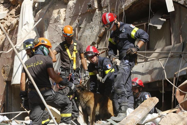 Búsqueda a contrarreloj de los casi cien desaparecidos tras las explosiones en Beirut
