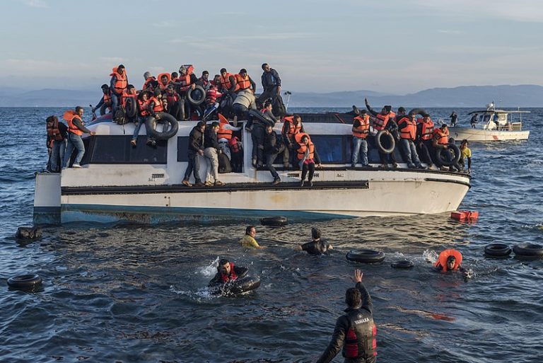 Grecia acusa a 33 miembros de ONG de pertenencia a banda criminal, tráfico humano y espionaje