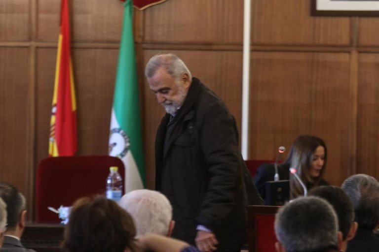 El director de DeSevilla, Torrijos y Vázquez alegan la caja única y «retrasos» del Consistorio