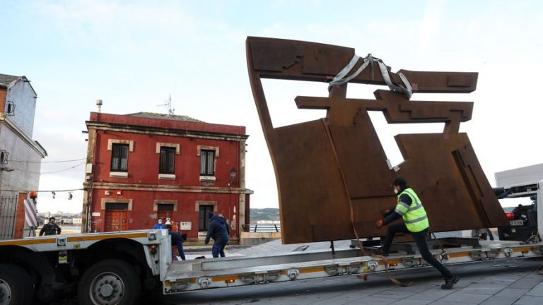 Instalación de la escultura Nordeste, ya restaurada