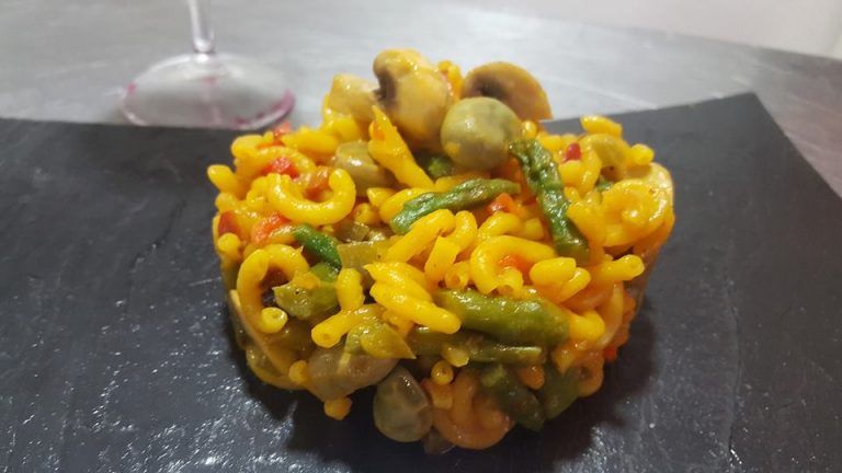 Nueva receta fácil de elaborar, la fideuá de verduras