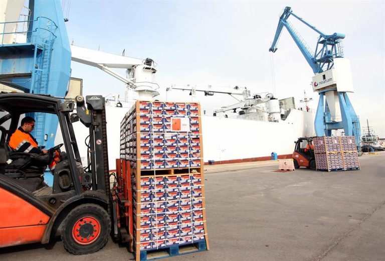 El déficit comercial cae un 58% hasta octubre, con un descenso del 11,9% de las exportaciones