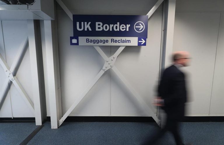 Once países europeos cierran sus fronteras a Reino Unido por la nueva cepa del coronavirus