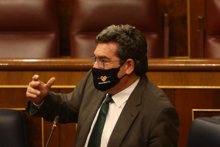 El Ejecutivo dice que trabaja en fórmulas para cubrir lagunas de cotización y en el cálculo de pensiones