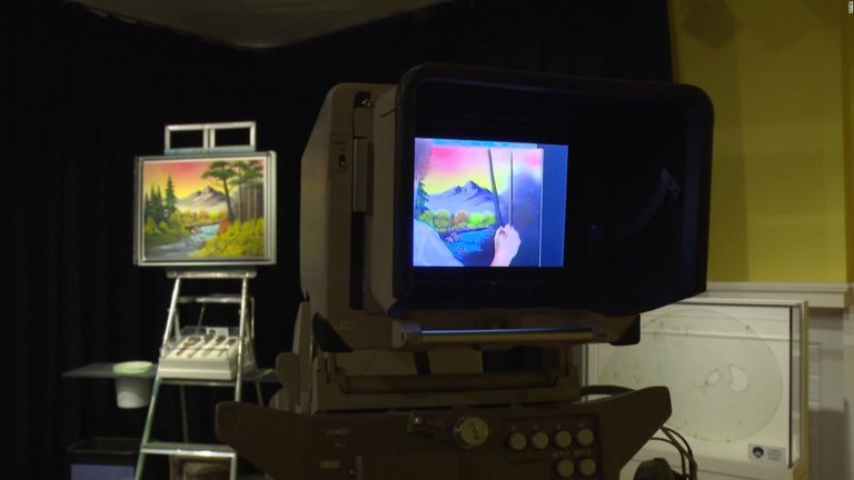 Indiana estrena exposición interactiva inspirada en el pintor Bob Ross