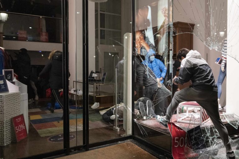 La quinta noche de protestas en apoyo a Hasel deja 34 detenidos en Cataluña