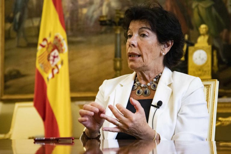 Los 500.000 ordenadores prometidos por Celaá aún no han llegado