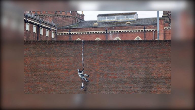 ¿Está Banksy detrás de esta obra pintada en una célebre cárcel británica? | Video