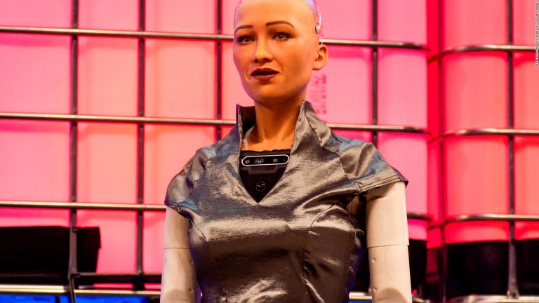 Sophia, el robot, ahora es artista y subastan su obra | Video