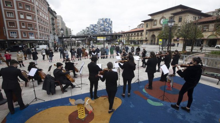 Yuri Nasushkin y un grupo de alumnos del conservatorio dan un concierto en plena calle Uría