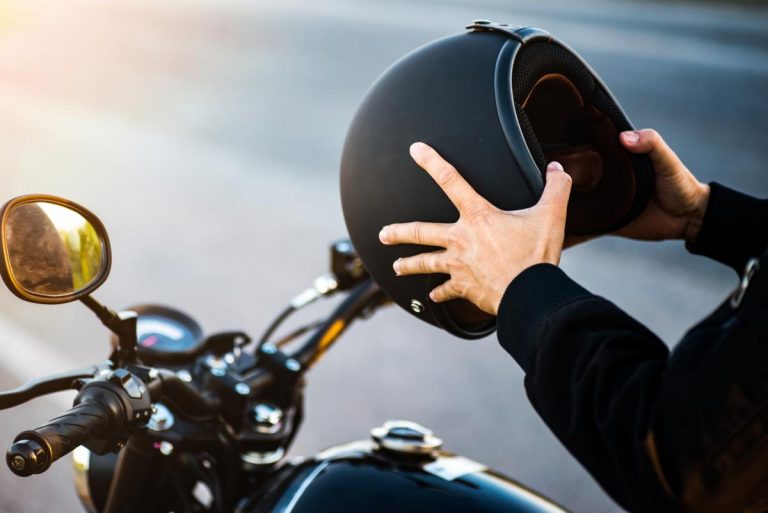 Circular en moto sin casco legalmente según la DGT es posible, pero solo en estos casos | Motor