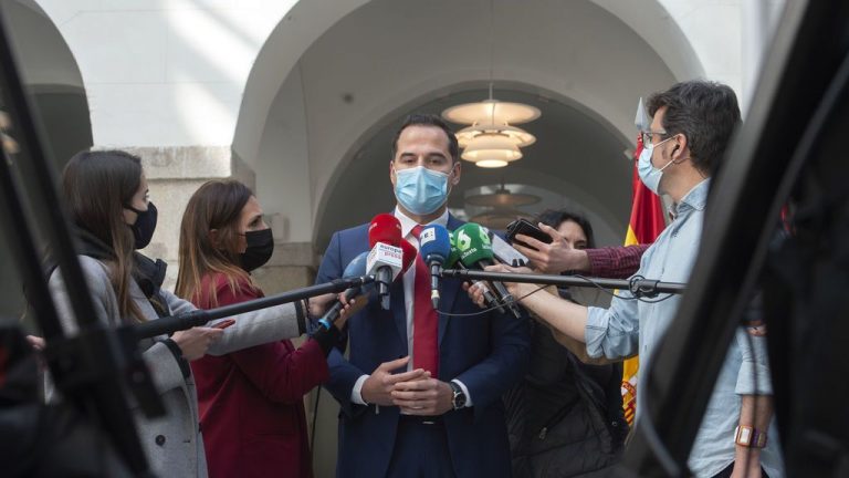 Aguado critica a los «poderosos que controlan medios de comunicación» y «alteran encuestas»