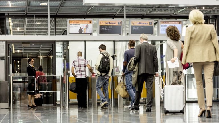 Marruecos suspende las conexiones aéreas con España y Francia