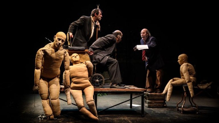 «La batalla de los ausentes», una sátira del poder en el teatro Palacio Valdés
