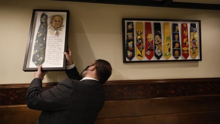 Las corbatas de “Pepe el del Tizón” se convierten en obras de arte
