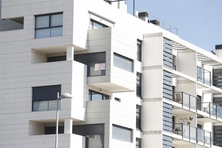 El precio del alquiler cayó casi un 2% en febrero, el primer descenso anual desde 2015, según Fotocasa