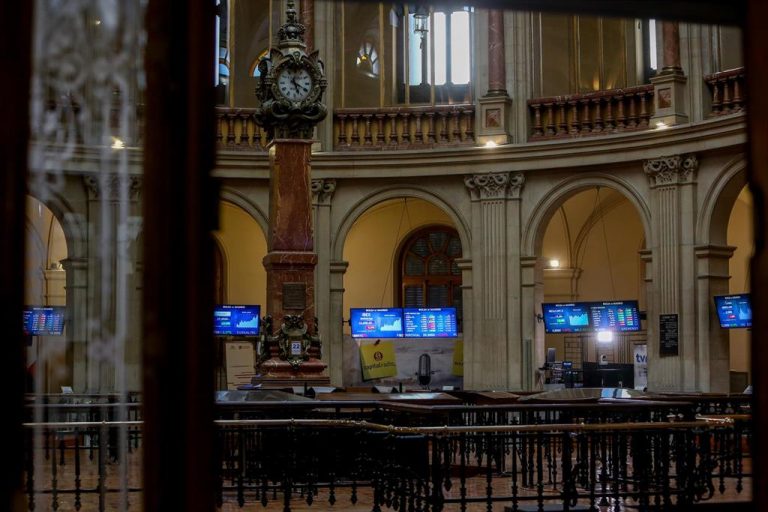 El Ibex 35 abre la sesión a la baja, lastrado por los valores turísticos