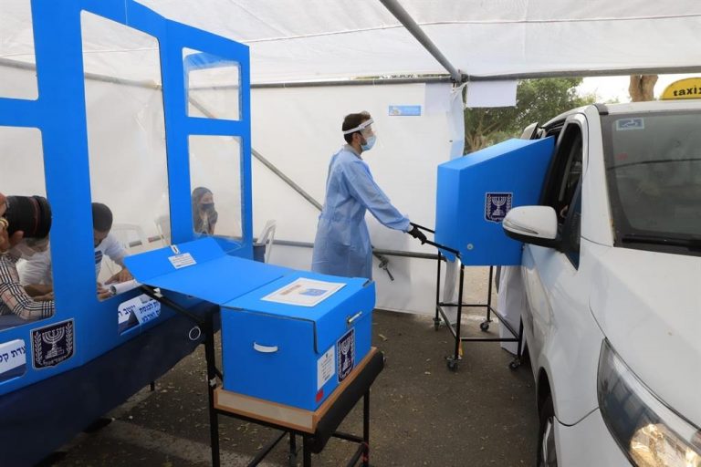 Urnas en centros médicos y colegios especiales para que voten los enfermos de COVID-19 en Israel