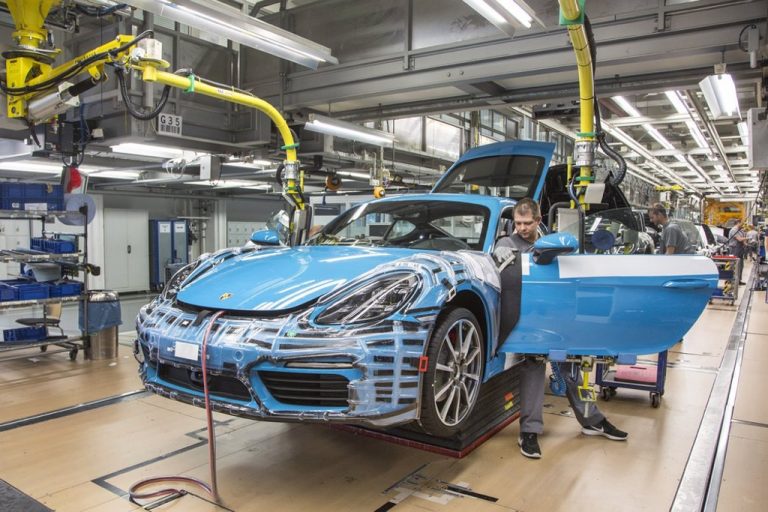 La actividad privada de la eurozona bate previsiones en marzo y crece por primera vez en 6 meses, según PMI