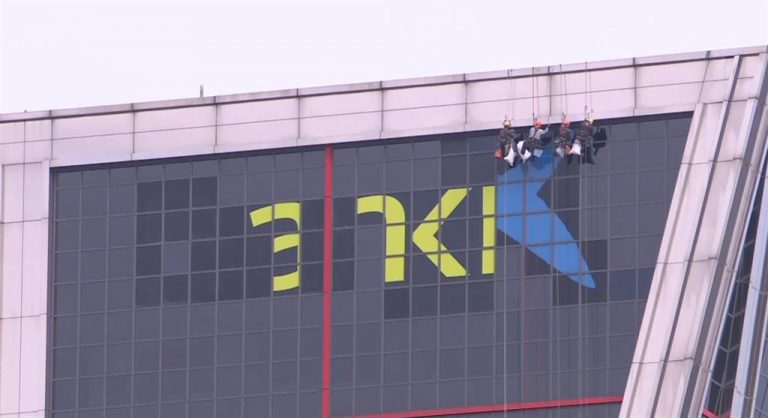 El logo de CaixaBank ya luce en la Torre Kio que albergaba la sede central de Bankia en Madrid