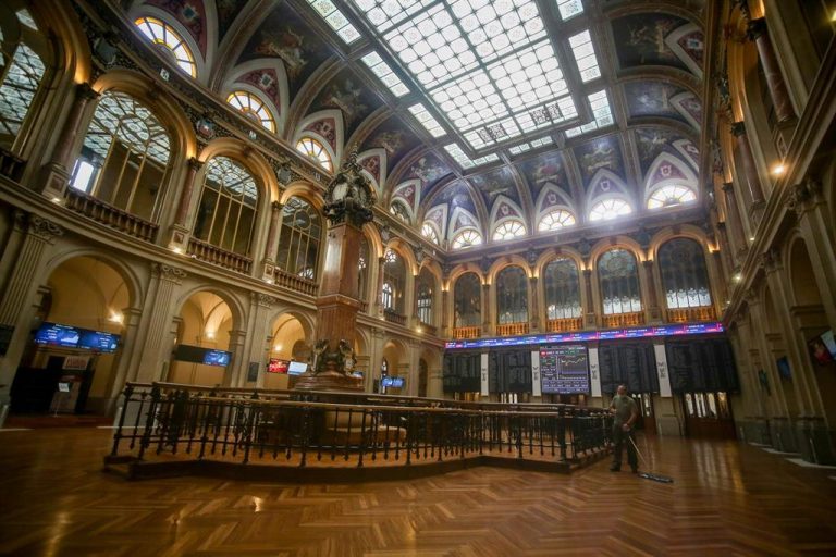 El Ibex 35 cierra con un alza del 1,21%, al filo de los 8.600 puntos