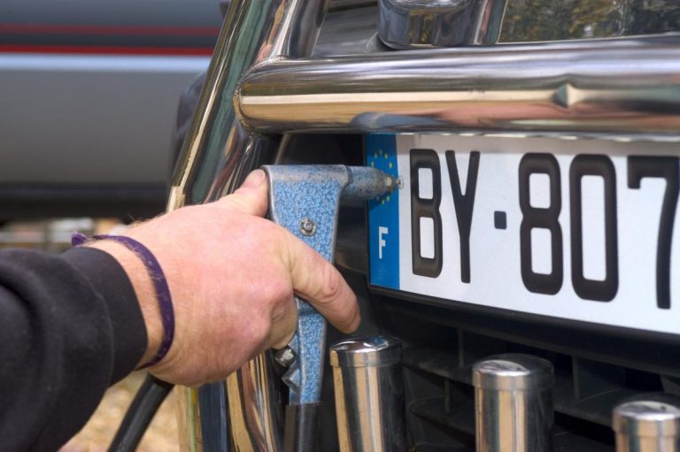 Rojas, verdes, azules… La DGT explica qué significan las matrículas que puedes ver en los coches españoles | Motor