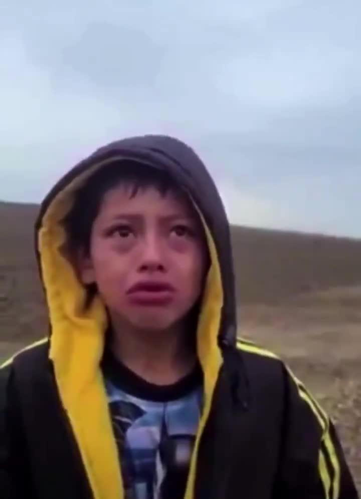 Un niño llora desconsoladamente tras ser abandonado en la frontera con Estados Unidos