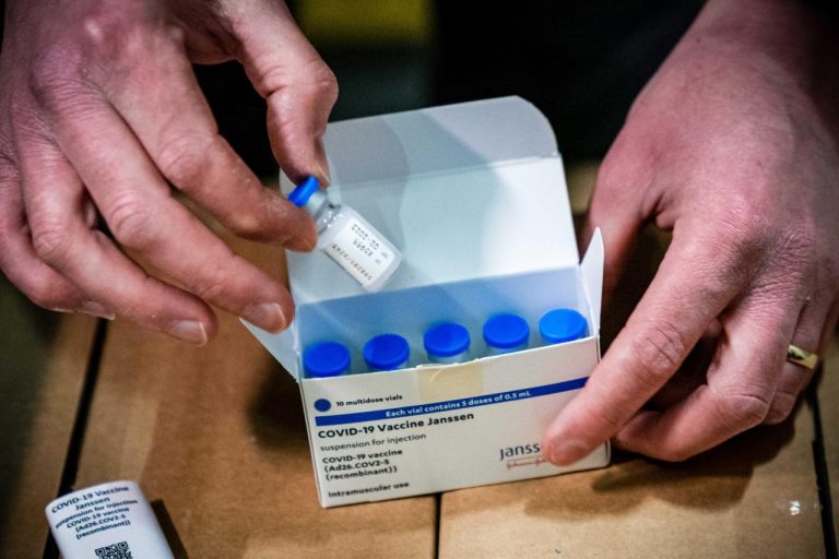 Estados Unidos paraliza la vacunación por los casos de trombos detectados