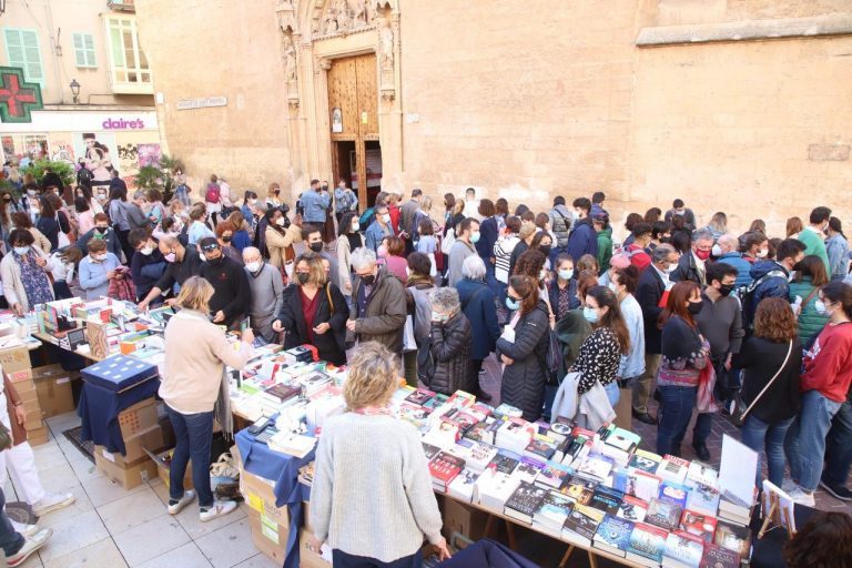 Sant Jordi desborda Palma en su ‘tardeo’ literario