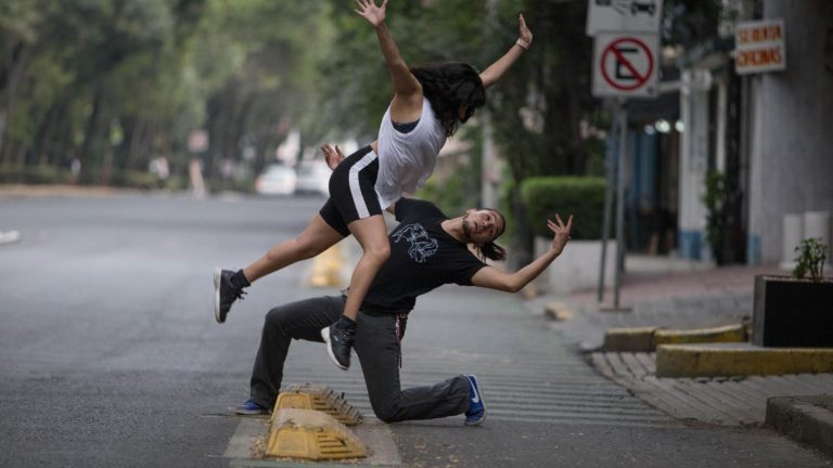 De la burla al arte: fotógrafo mexicano homenajea el meme de los «caídos de Puebla» | Video