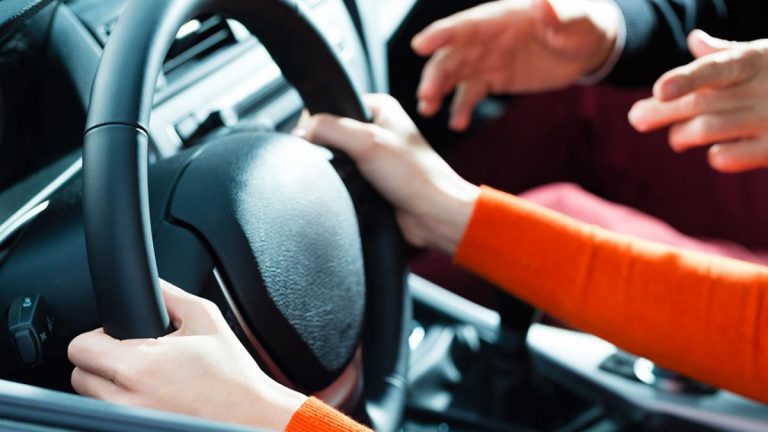 La DGT amplía el número de examinadores del carné de conducir | Motor
