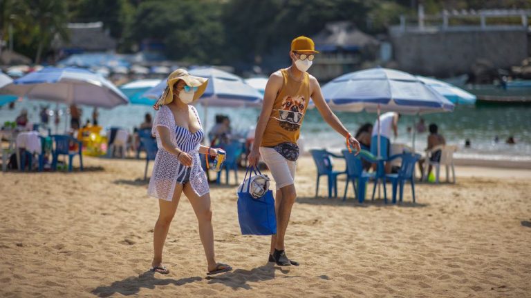 Las mascarillas serán obligatorias en los paseos por la playa pero no en actividades que exijan «esfuerzo físico intenso»