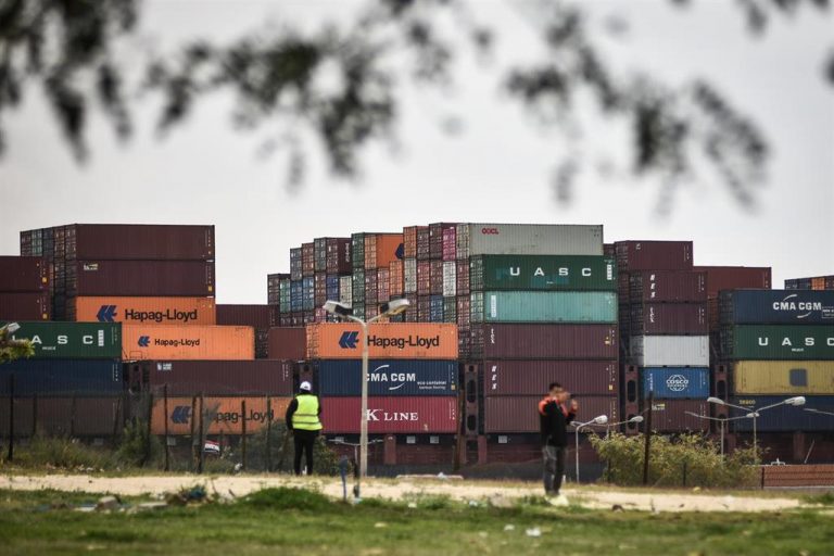 El atasco en el canal de Suez se mantiene con 250 buques a la espera