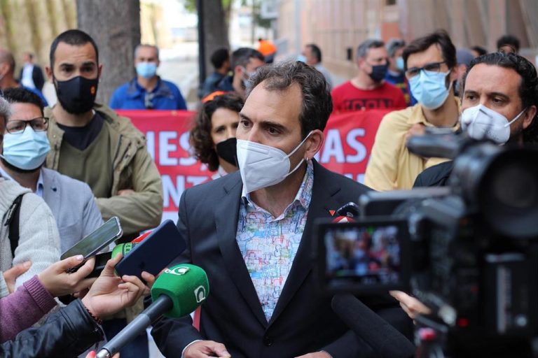 Valero (IU) pide a Moreno «que se arremangue» ante la crisis de Airbus en Puerto Real (Cádiz)