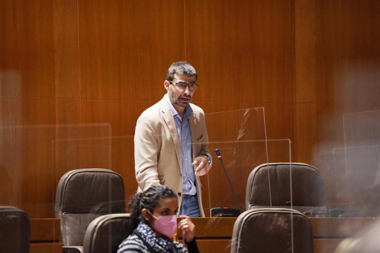 Lambán dice que algunos servicios públicos se pueden prestar «de una manera razonable» externalizados