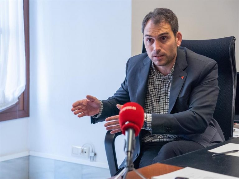 Valero (IU) considera que la bajada de impuestos que anuncia la Junta es «dar más privilegios a las grandes fortunas»