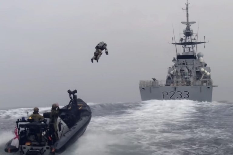 La Marina Real británica está prueba a utilizar jetpacks para abordar barcos y lidiar con piratas en alta mar