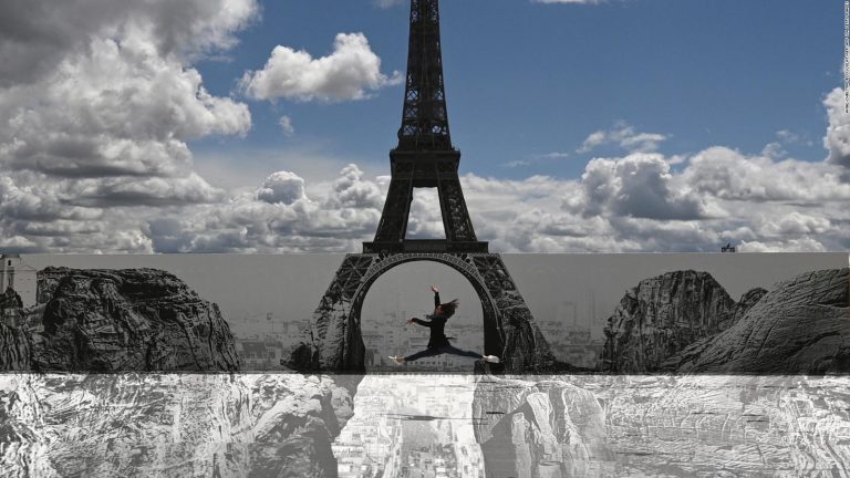 ¿La torre Eiffel en un precipicio?