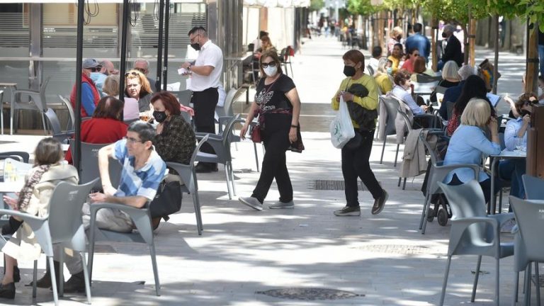 Las reuniones familiares y de amigos siguen siendo el principal ámbito de transmisión del virus