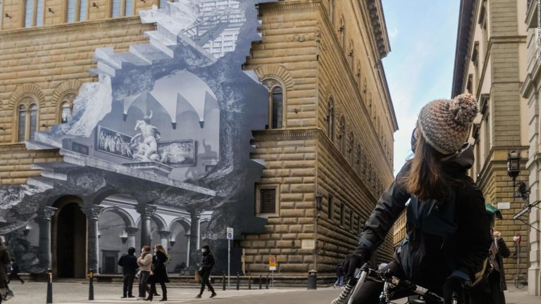 Mira la monumental ilusión óptica del artista francés JR en Italia | Video