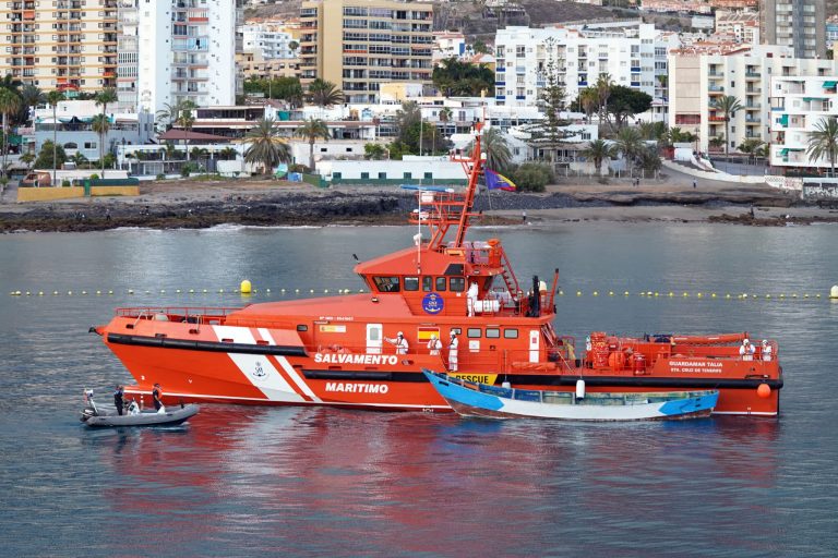Vuelca una patera en Lanzarote y los vecinos se tiran al agua para socorrer a los migrantes