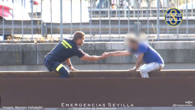 Más de tres horas de negociación evitan que un hombre se arroje al vacío en Sevilla