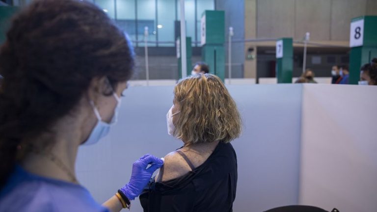 ¿Tiene la segunda dosis de la vacuna del covid más efectos secundarios que la primera?