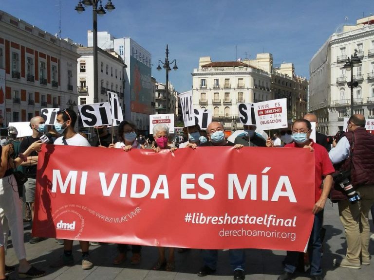“Vivir es un derecho, no una obligación” – acompañamos a Derecho a Morir Dignamente en la Plaza Sol para celebrar nuevos derechos