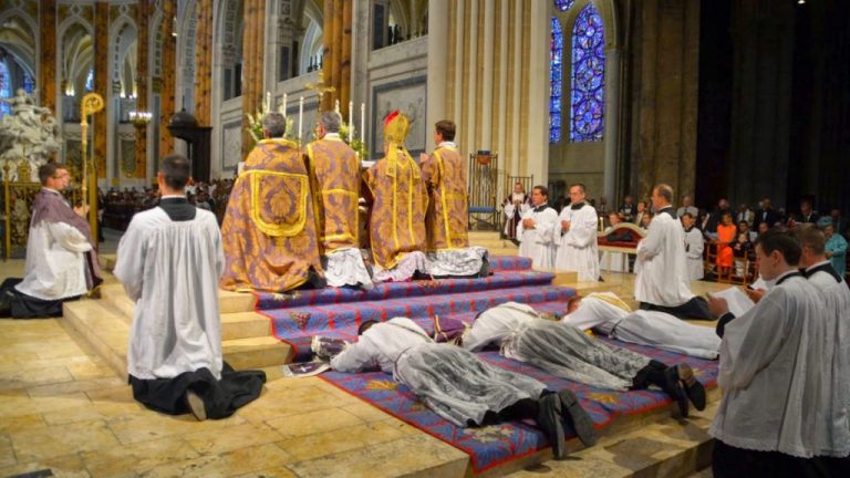 una nueva ordenación por cada 12 sacerdotes enterrados – Observatorio del Laicismo – Europa Laica