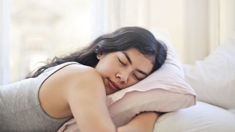 ¿Con o sin pijama? El debate sobre cómo dormir en noches de calor