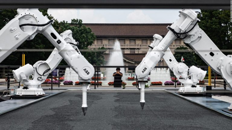 Estos robots gigantes de más de una tonelada crean arte en Tokio durante los Juegos Olímpicos