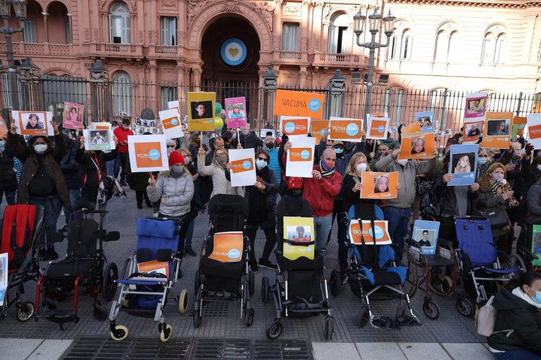 Protesta en Plaza de Mayo: un grupo de padres reclama vacunas contra el Covid-19 para los menores con comorbilidades