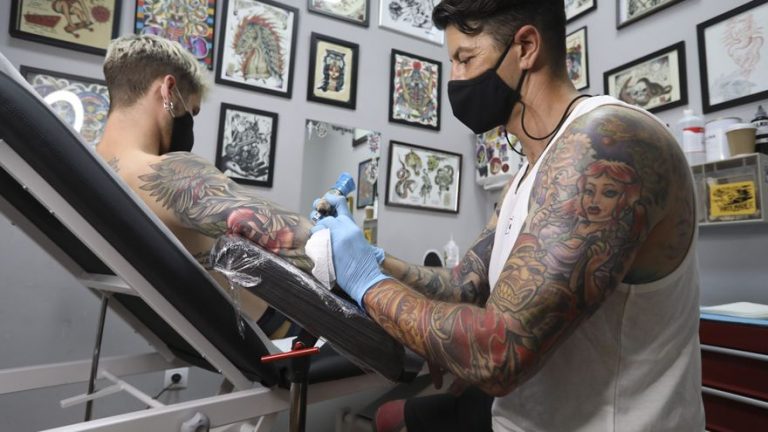 «Resiliencia»: el mensaje que llega a los tatuajes tras la pandemia